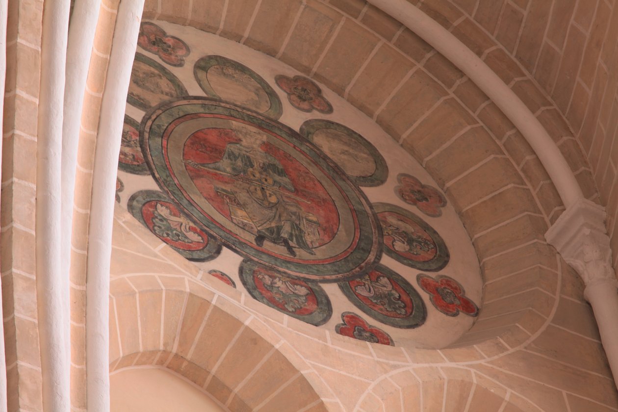 Uma visão de uma roseta pintada na baía mais ocidental, lado sul de French School