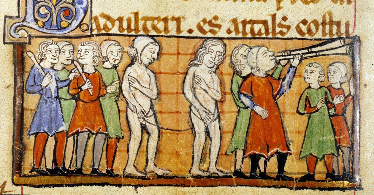 Adúltero e sua punição: pegos em flagrante delito, o homem e a mulher adúlteros caminham nus e amarrados por uma corda pelas ruas da cidade, precedidos por dois trombeteiros e seguidos por um grupo de bastões. Miniatura do manuscrito Livro de Statu de French School