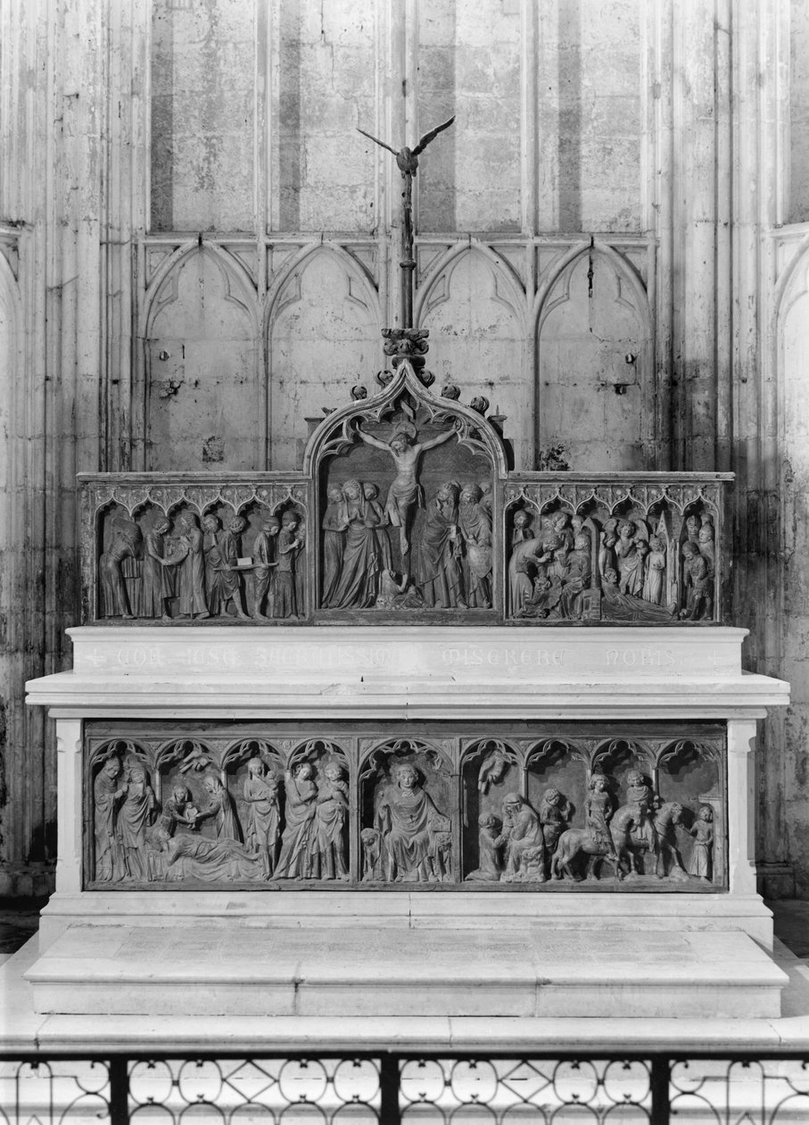 Altar e dois retábulos decorados com cenas da vida de São Thibault e encimados por um bandido e a pomba eucarística de French School
