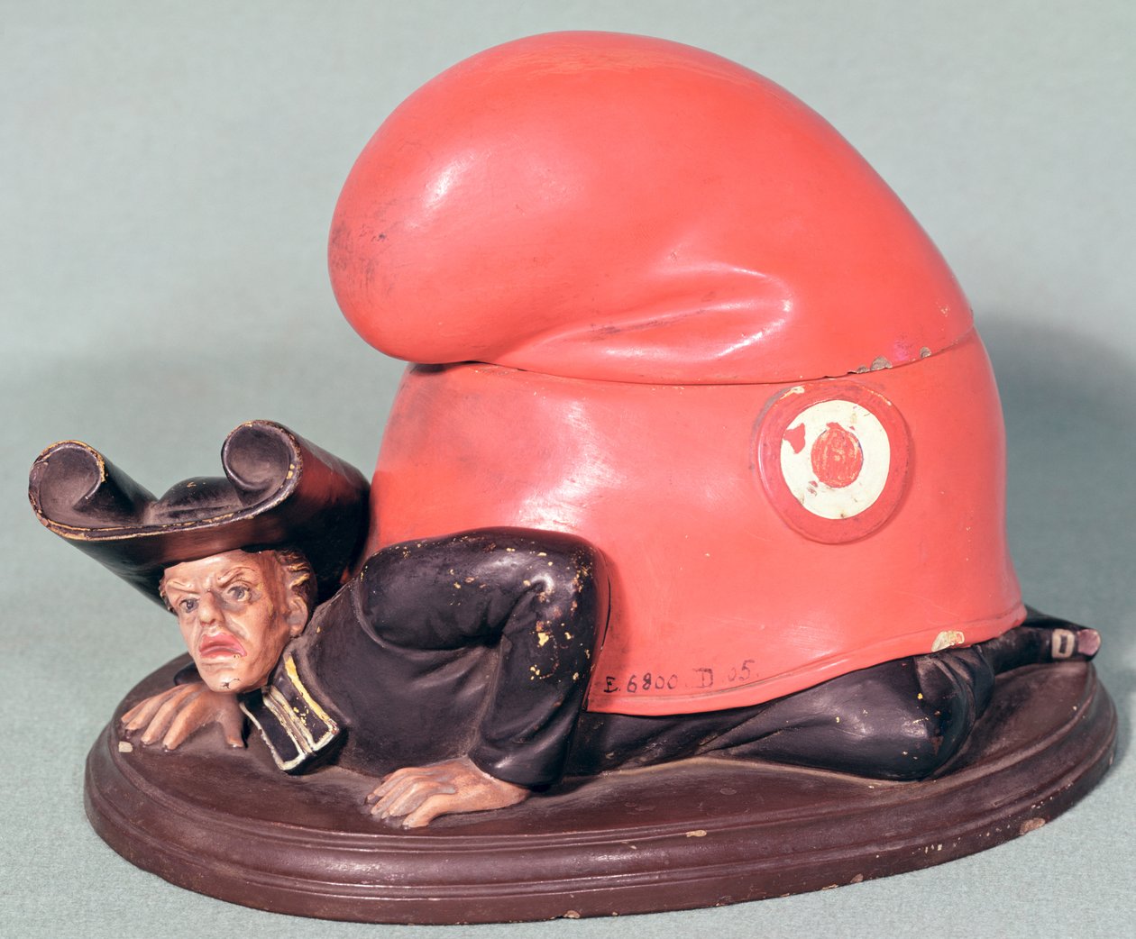 Um tinteiro ou pote de tabaco na forma de um padre esmagado por um gorro frígio, 1870 (cerâmica) de French School