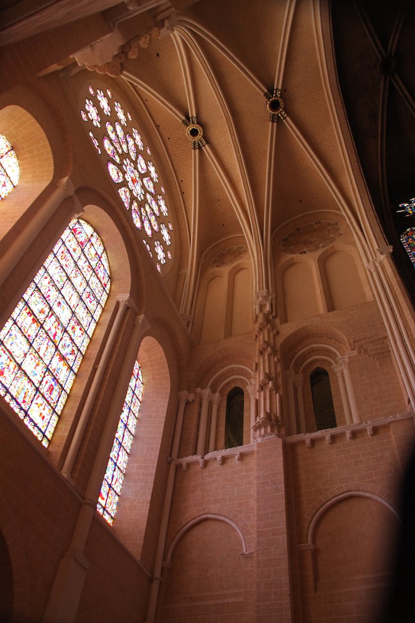 Uma vista interior da baía mais ocidental em frente à rosácea de French School