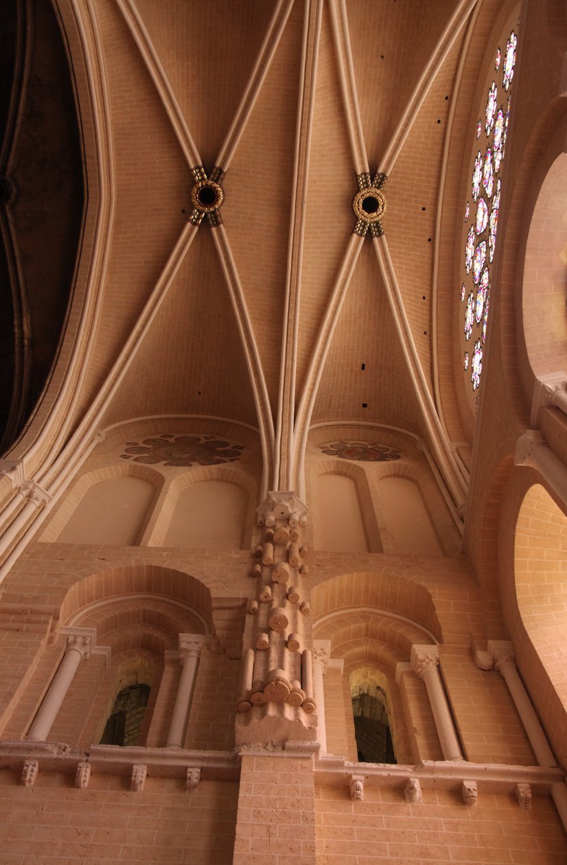 Uma vista interior da baía mais ocidental em frente à rosácea de French School