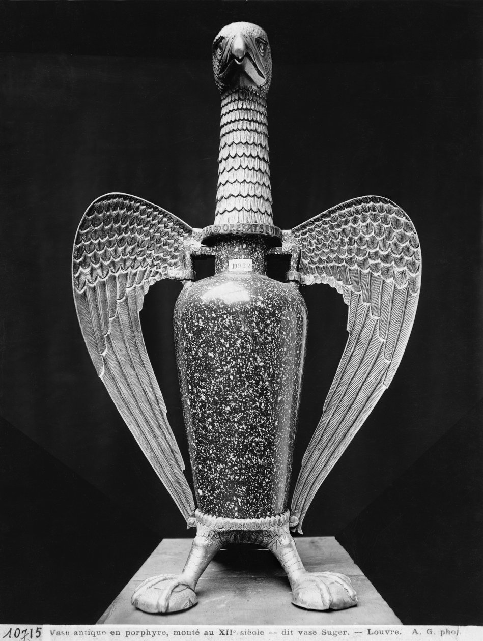 Vaso antigo transformado em torre litúrgica numa montagem de ouro do século XII, conhecido como "Vaso Suger" (ver também 98050-52, 238331) (pórfiro com montagem de ouro) (foto a p/b) de French School
