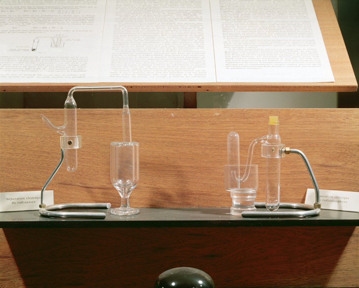 Aparelho usado por Jean Frederic (1900-58) e Irene Joliot-Curie (1897-1956) para descobrir a radioatividade artificial, c.1934 de French School