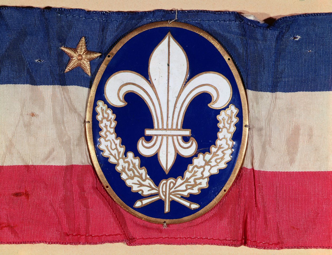 Braço-distintivo da Ação Francaise, c.1920-35 (metal esmaltado e tecido) de French School