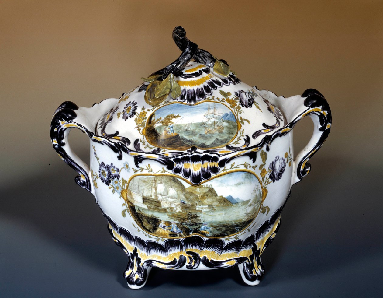 Arte Francais: grande sipiere, decoração púrpura do barco de estilo roqueiro do século XVIII. Paris, Artes Decorativas de French School