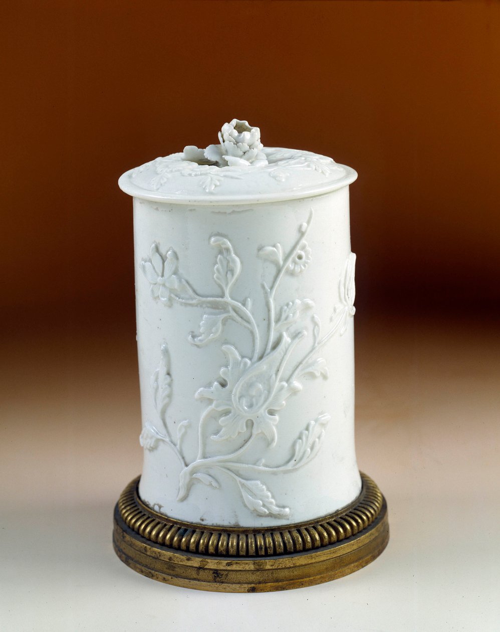 Art France: tacho de tabaco montado em bronze dourado. Porcelana macia de Saint Cloud de French School
