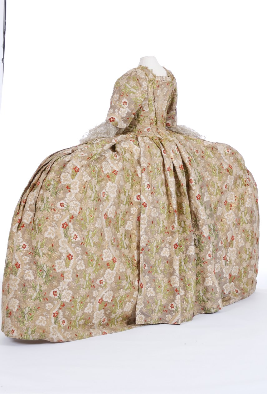 Vista traseira de um vestido de corte, de 1760 (seda francesa e ouro e fio colorido) de French School