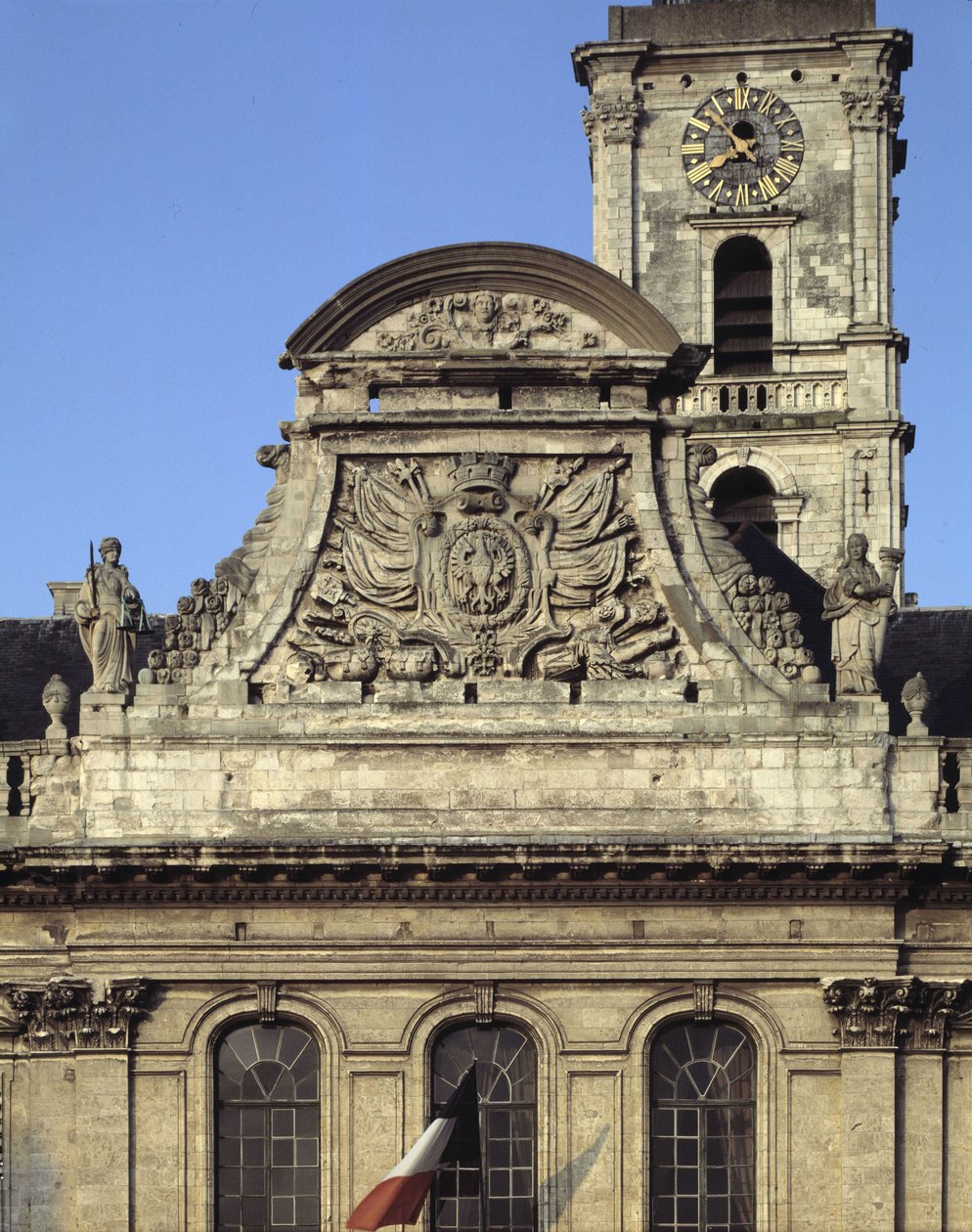Arquitectura barroca: fachada do Hotel de Ville (1717 - 1721) de Heroguelle. Fronton retratando as armas da cidade "Bico e prego de águia" cercado por duas estátuas simbolizando a Justiça e a Força. Aire sur la liys (Aire-sur-la-Lys), Pas de Calais (Pas-d de French School
