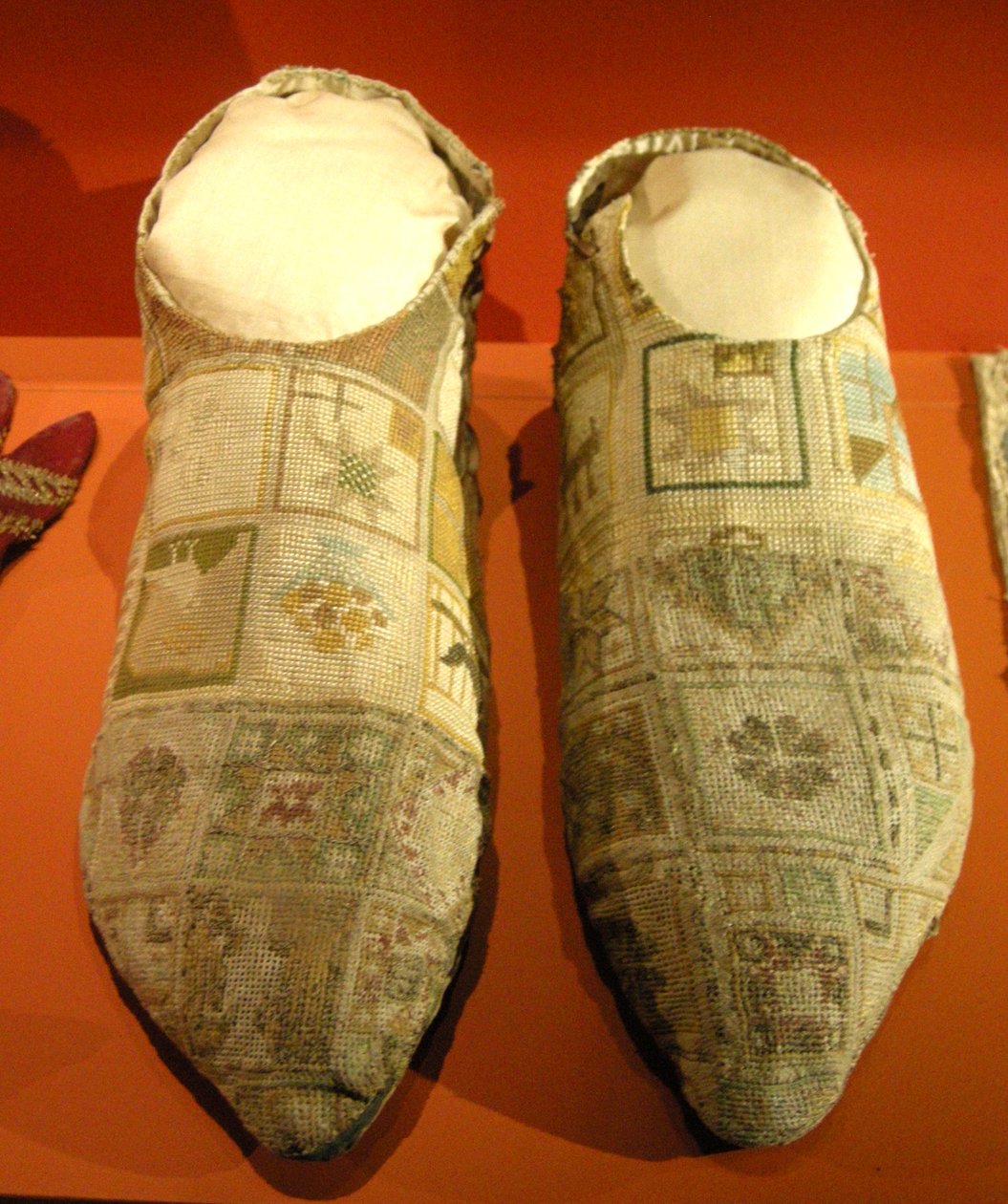 Chinelos bispos (seda) de French School