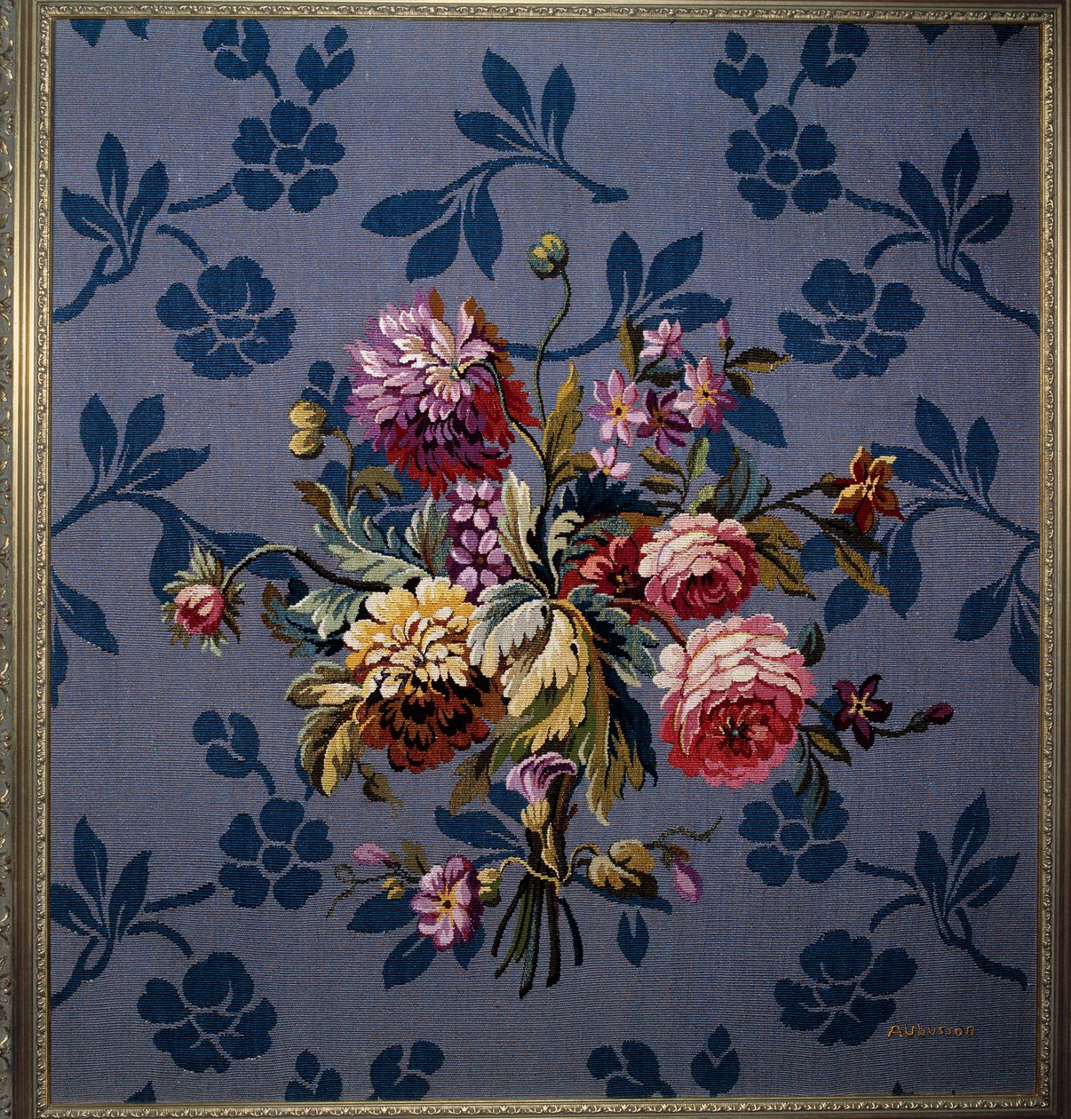 Ramo de flores sobre um fundo azul. Tapeçaria das manufacturas de Aubusson. Século XVIII. Aubusson, Museu da Tapeçaria de French School