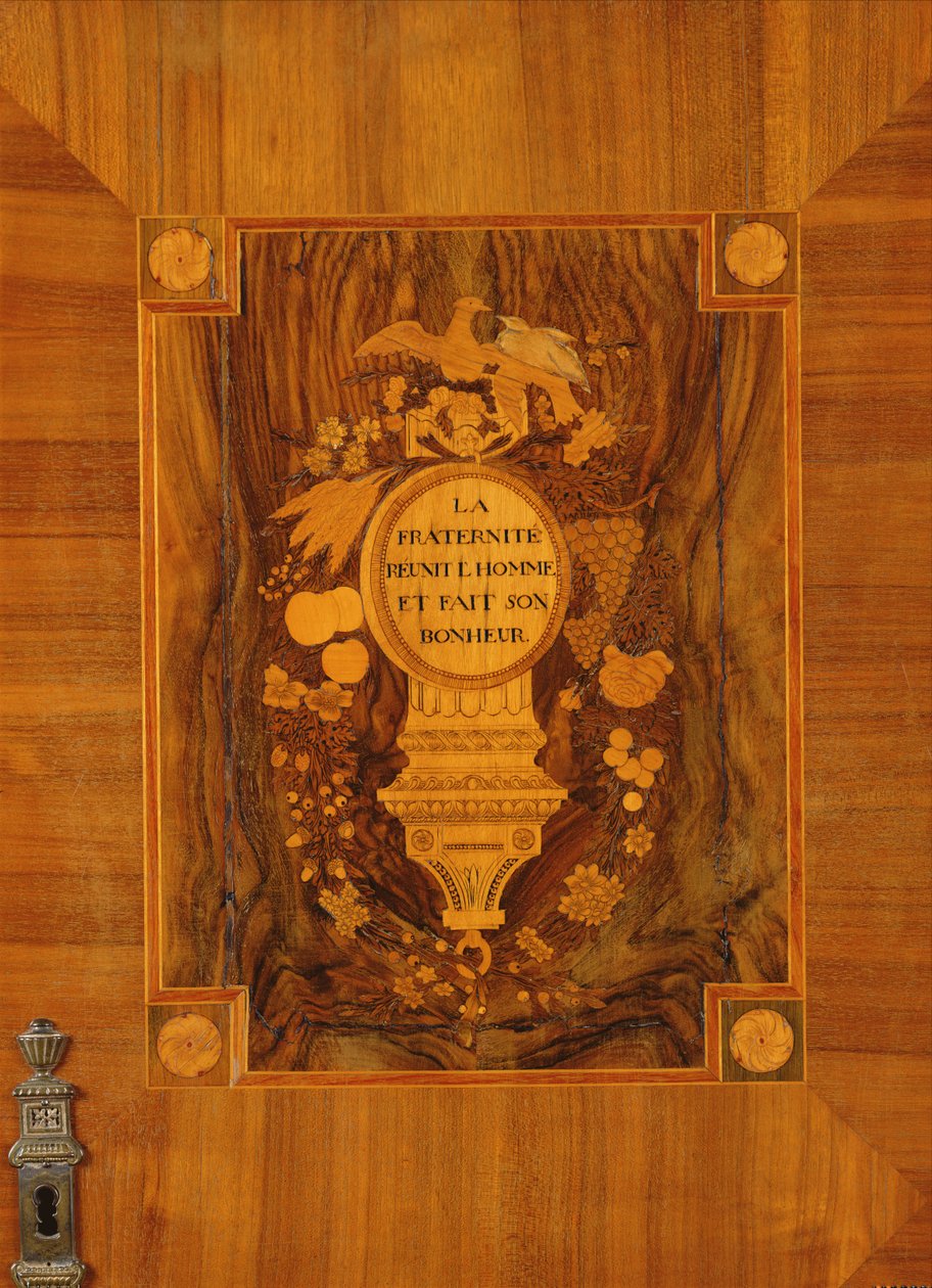 Gabinete Buffet com design revolucionário, detalhe incrustado de emblema e lema da Fraternidade (marchetaria) de French School