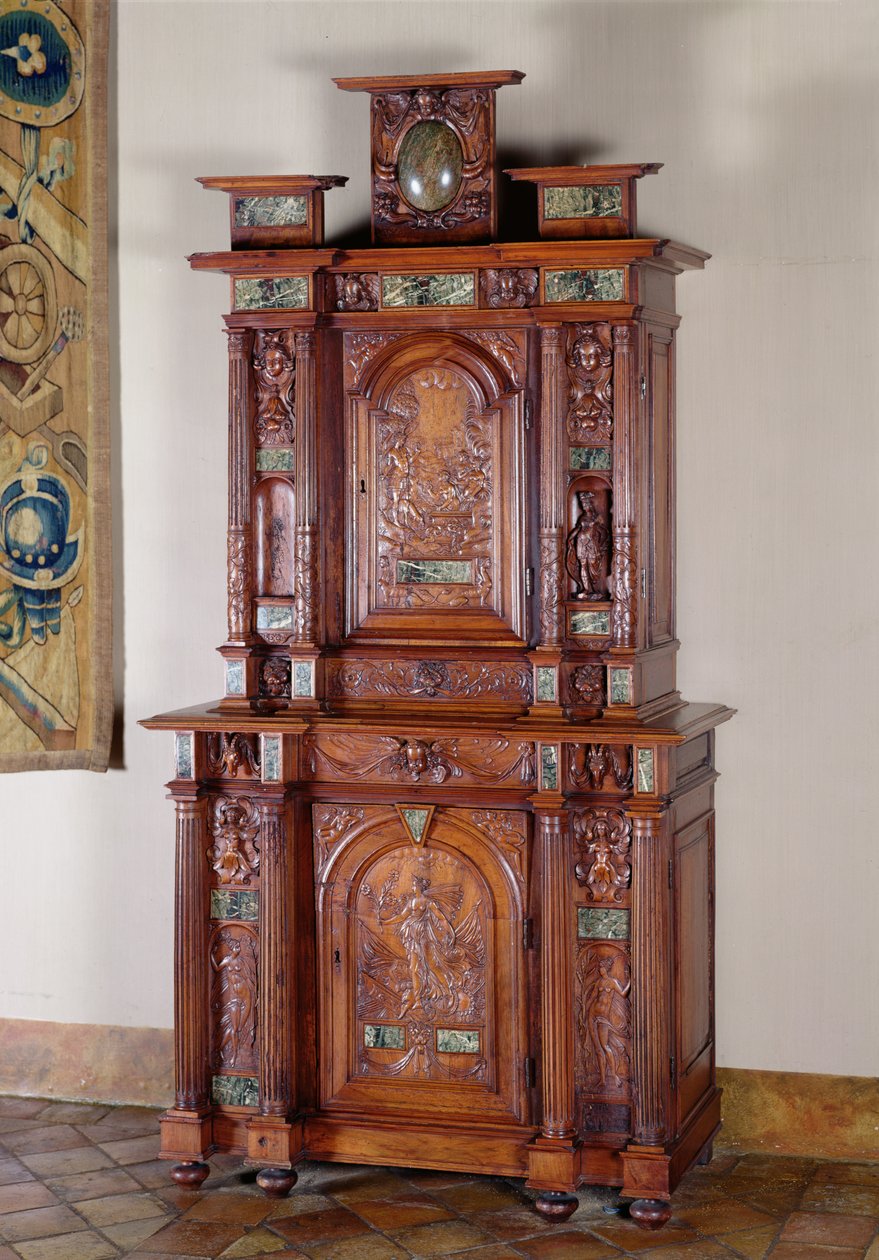 Gabinete com duas seções, e uma porta dupla representando Actaeon se metamorfoseando em um cervo e a figura da Vitória (madeira e mármore) de French School