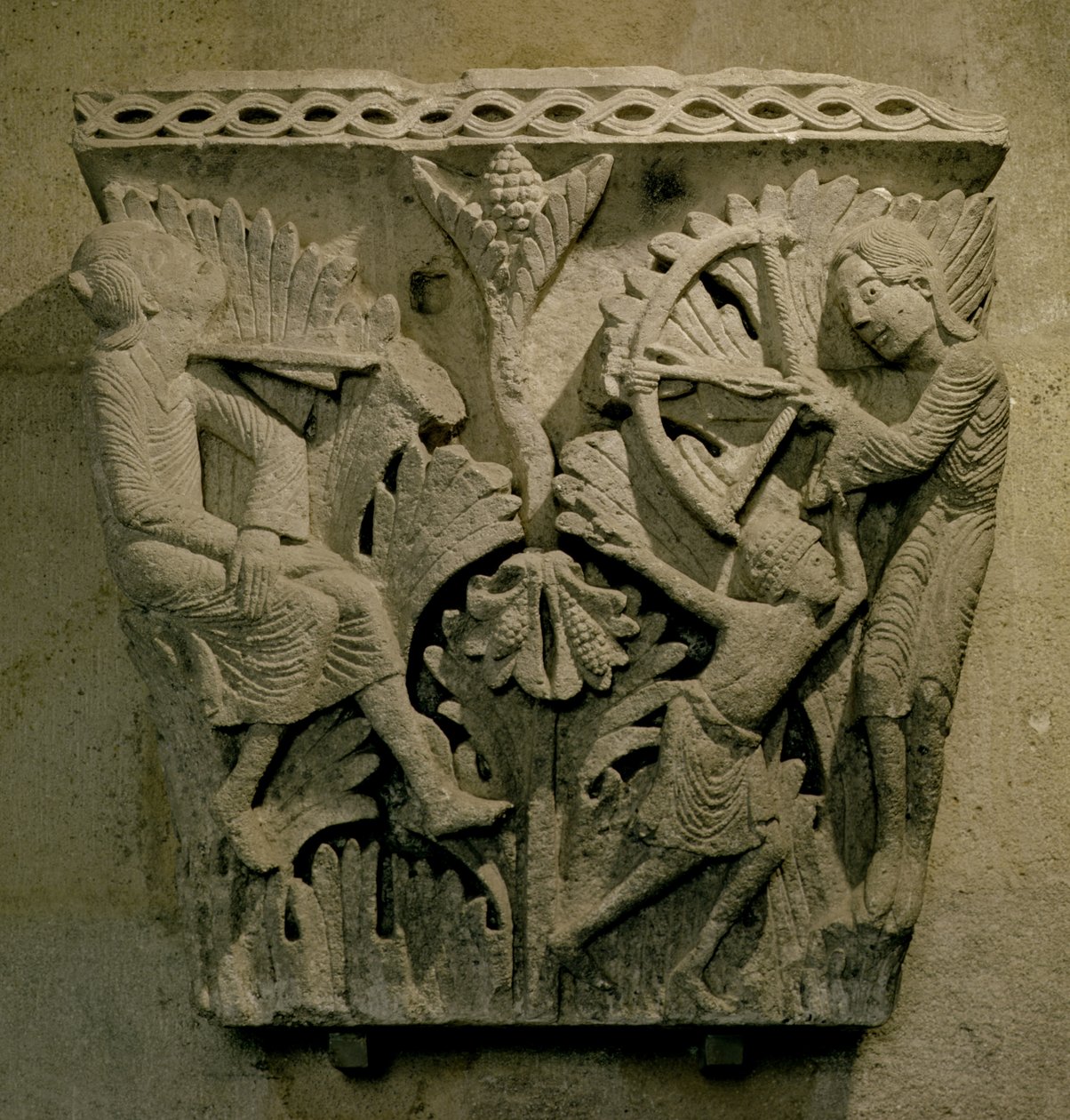 Capital representando um homem atirando uma flecha no pescoço de outra, c.1125-30 (calcário) de French School