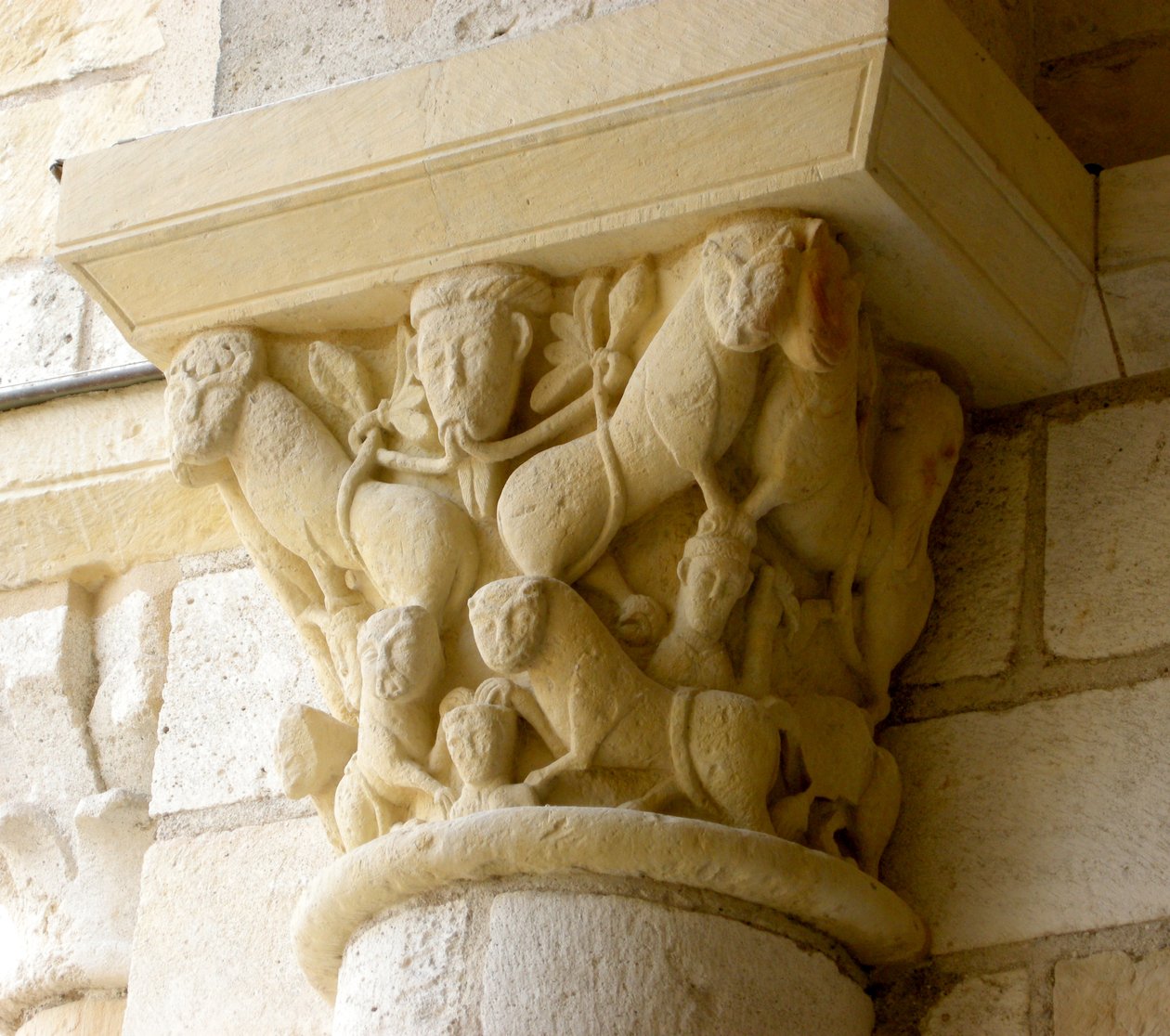 Capital representando leões e rostos de French School