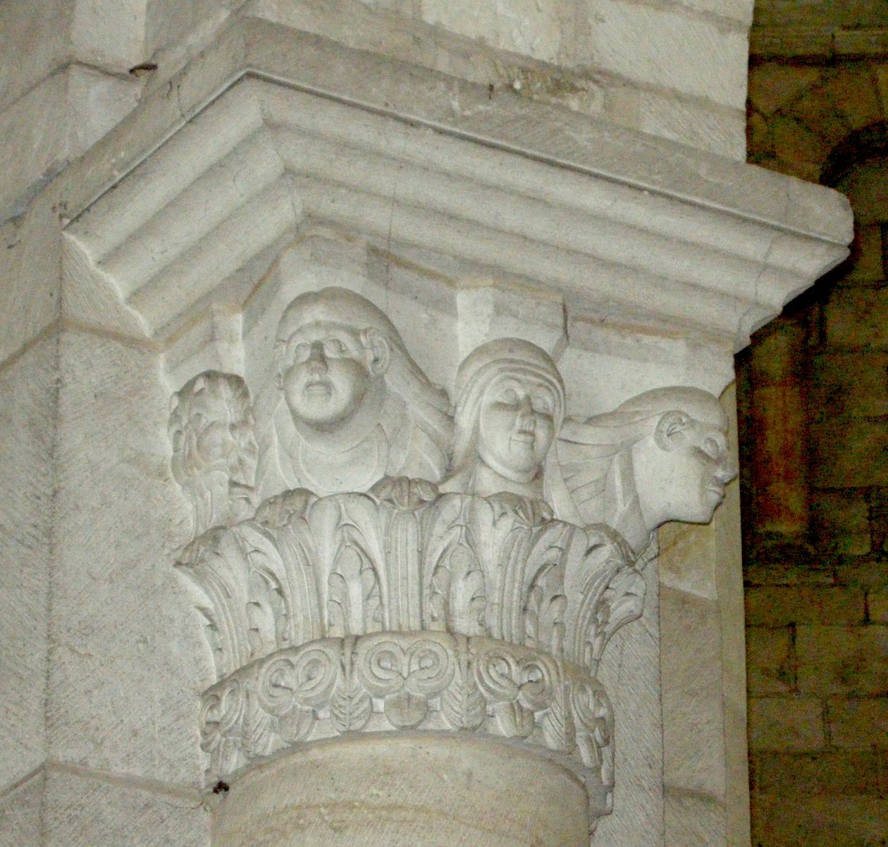 Capital representando três mulheres de French School