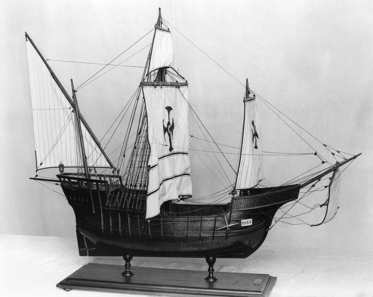 Caravela de Cristóvão Colombo (1451-1506) (modelo) (madeira) de French School