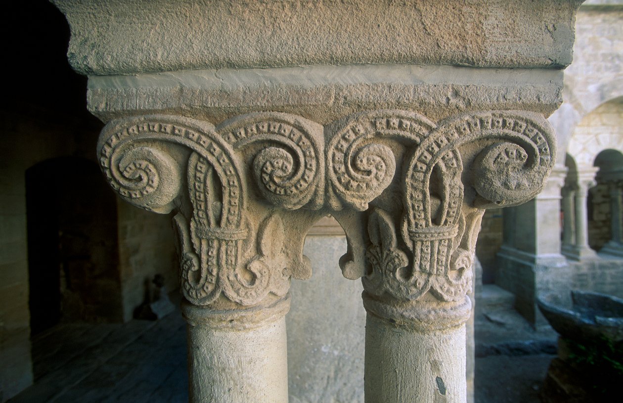 Capitais esculpidos do claustro de French School