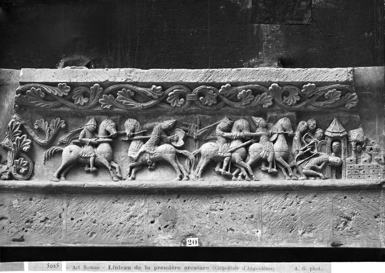 Catedral de São Pedro em Angoulême, detalhe de lintel na fachada oeste representando cenas inspiradas em La Chanson de Roland, original de c.1125-35 (gesso de pedra) de French School