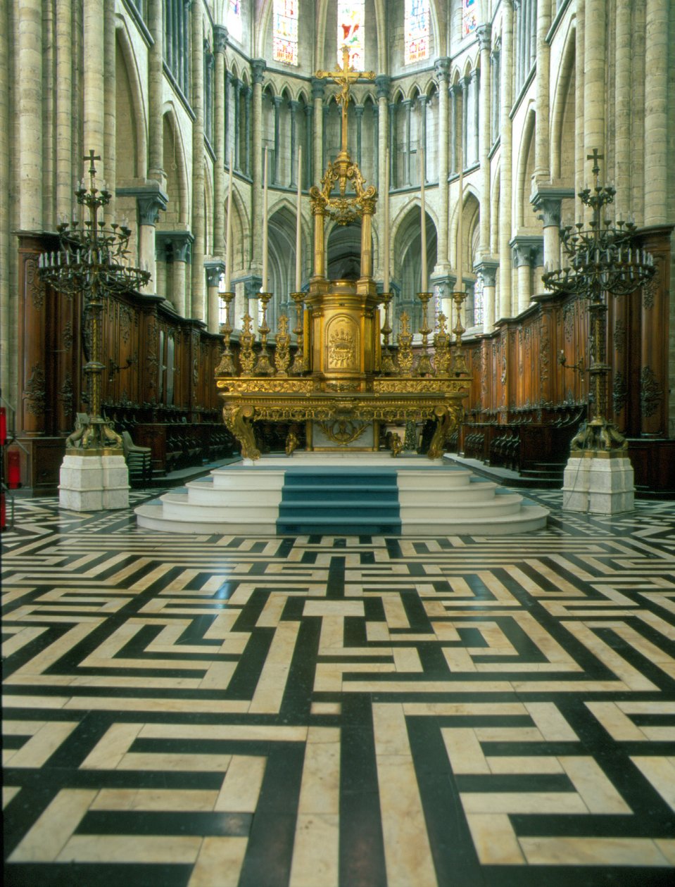 Cathedrale de Saint Omer (Norte 59): Altar e labirinto. de French School