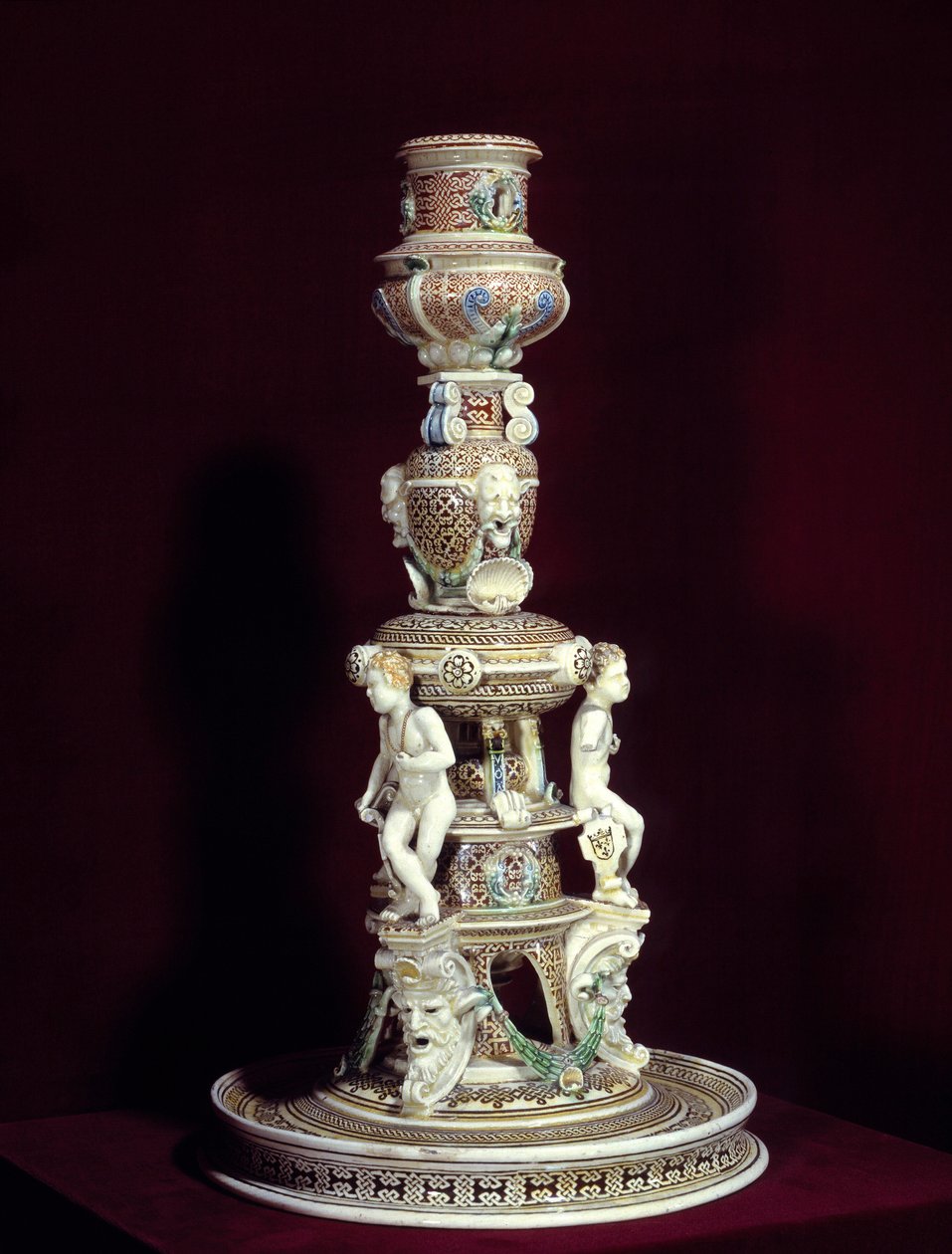 Candelabro em fina faiança de Saint Porchaire de French School