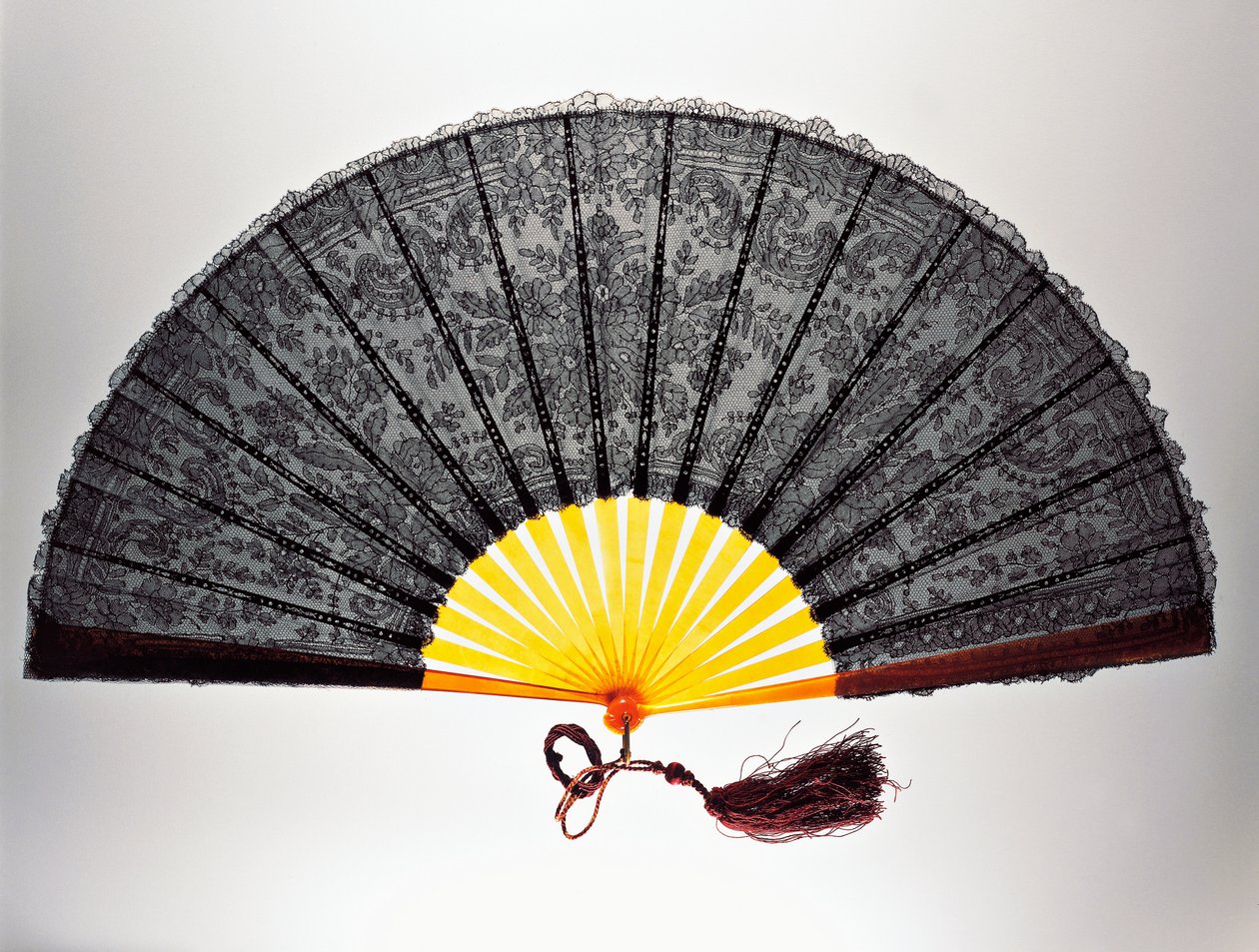 Ventilador de mão de renda chantilly, renda usinada e costelas de tartaruga loira de French School