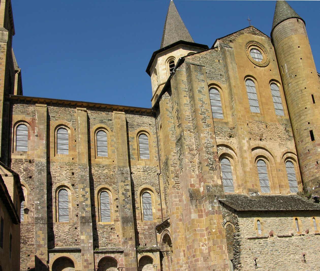Igreja de São Foy, iniciada c.1050 pelo Abade Odolric de French School