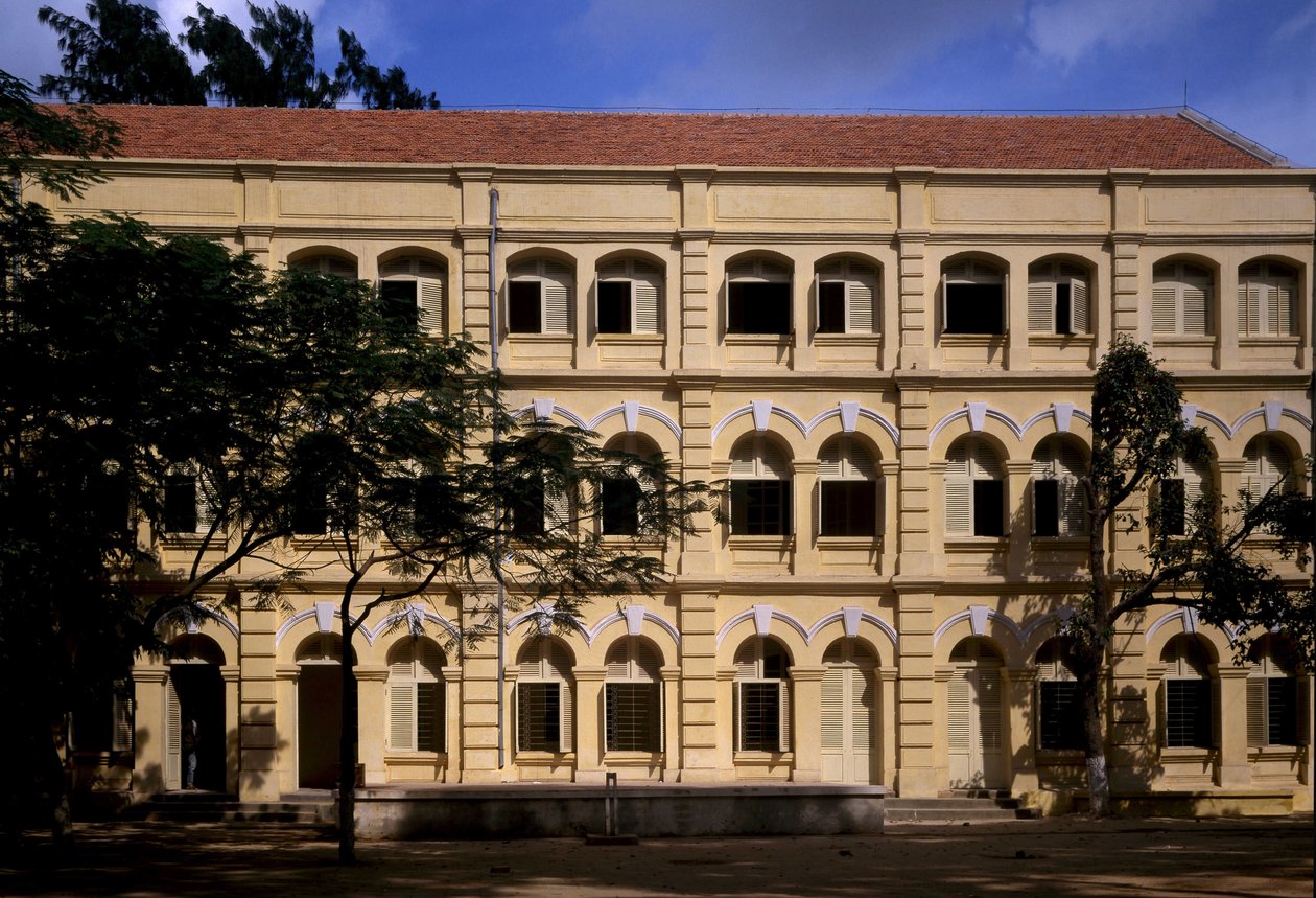 Arquitectura colonial no Vietname: Detalhe da Escola Puginier, escola cristã fundada por Monsenhor Puginier, construída em 1898, arquitetura de estilo militar. de French School