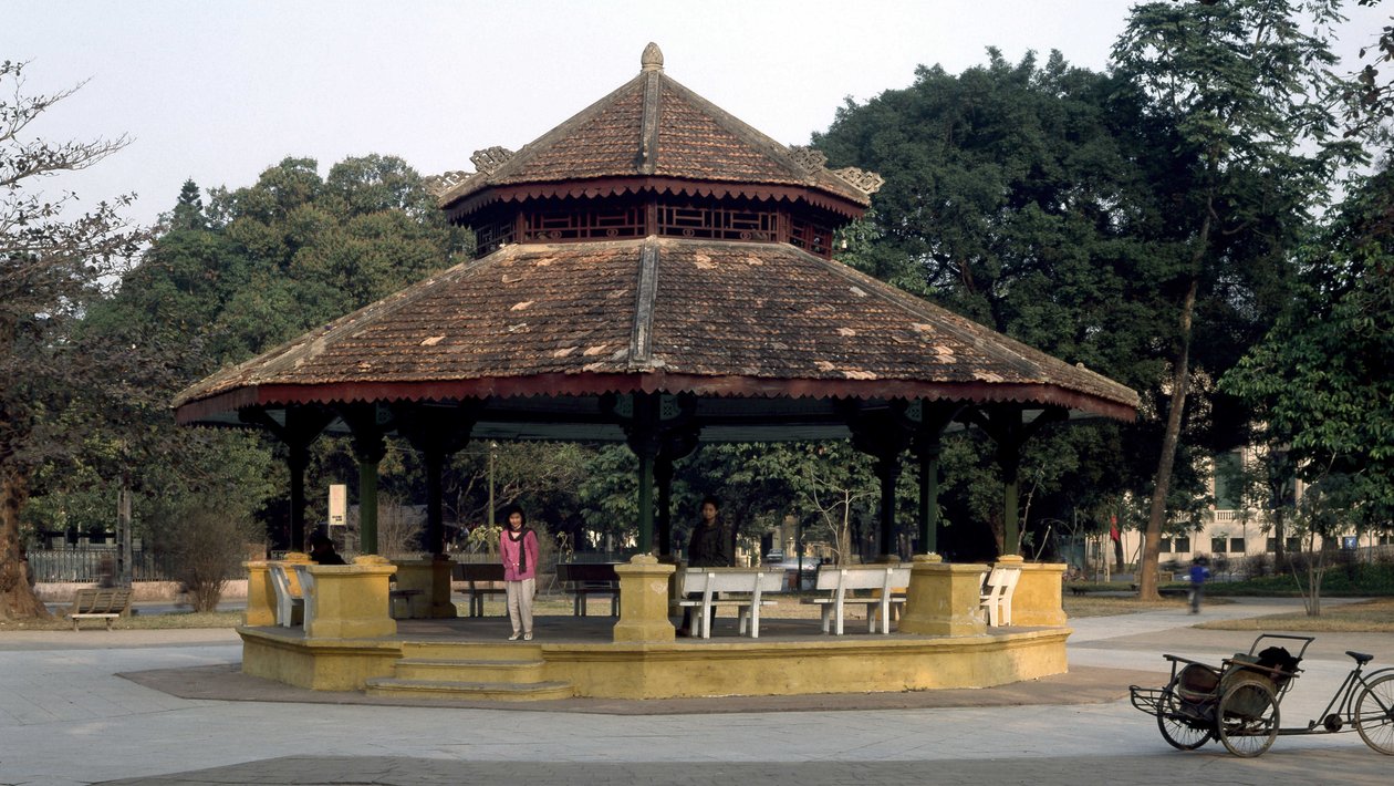 Arquitectura colonial no Vietname: O quiosque tem música ao estilo "Indochinês", construída em 1920 na Praça Paul Bert, em Hanoi. Substituiu uma primeira construção metálica em 1889, encomendada por uma empresa francesa. de French School