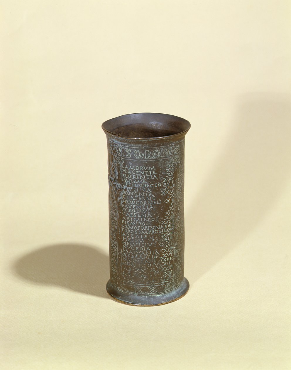 Cópia de um pequeno cálice com o itinerário do serviço postal romano, encontrado em Aquae Apollinaris perto de Roma (metal) de French School