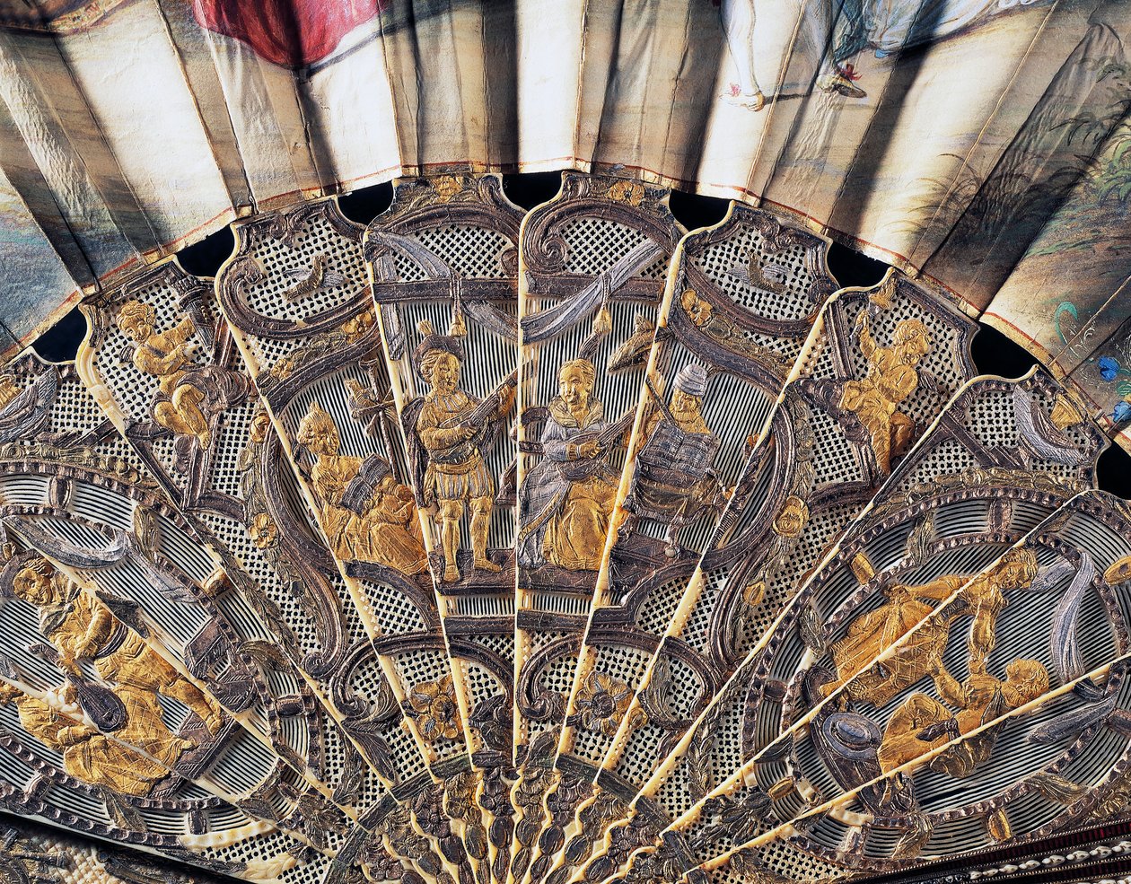 Ventilador de quadra retratando Amor e teatro, papel coberto com pau de guarda em marfim decorado com esmaltes e metais dourados e prateados, altura 20,5 cm de French School
