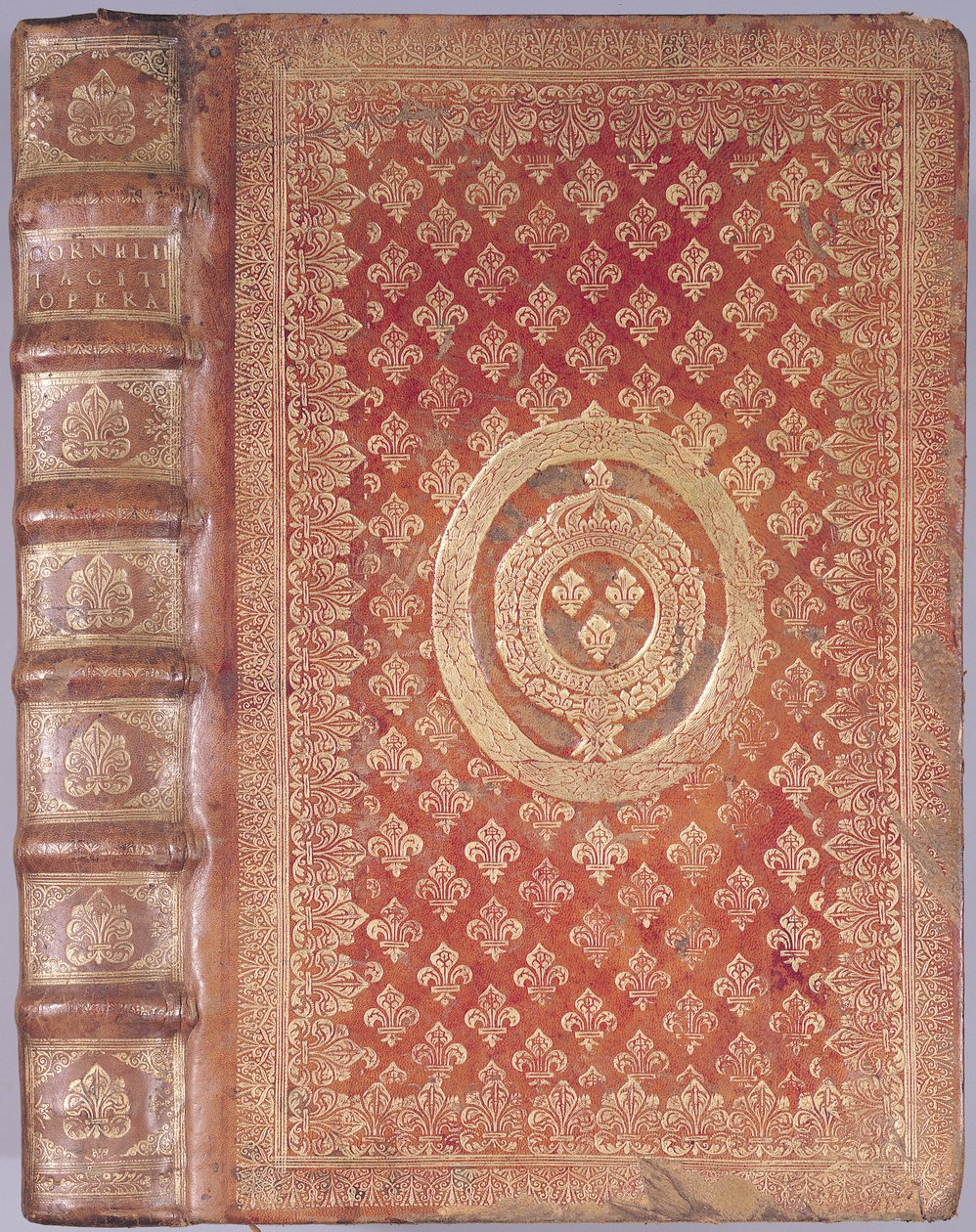 Capa das obras de Tácito (55-120) com o brasão de Louis XIV (1638-1715) (couro estampado) de French School
