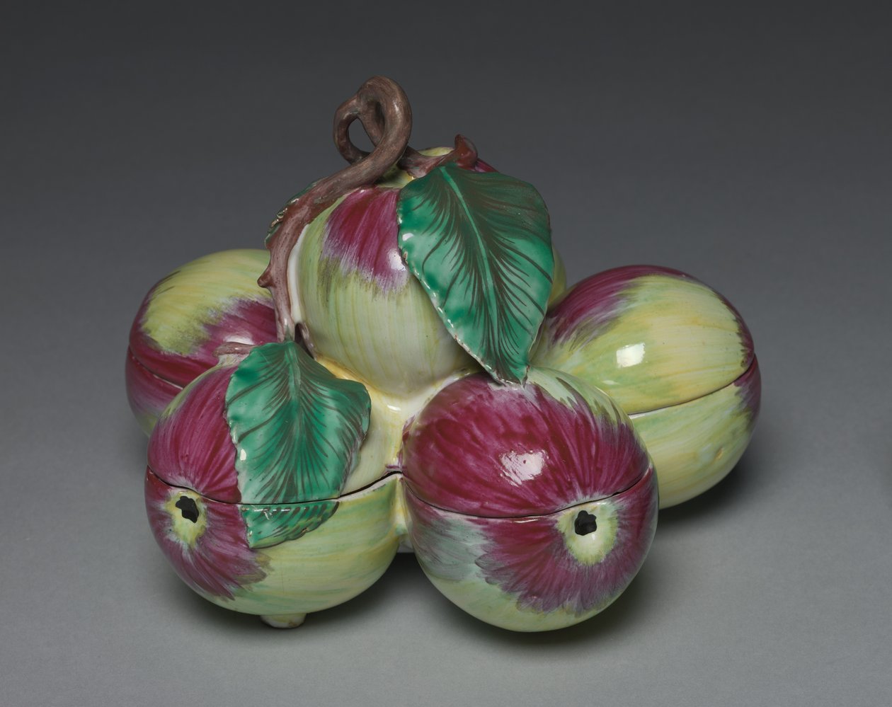 Caixa coberta na forma de seis maçãs, fabricante Sceaux Factory, c.1760 de French School