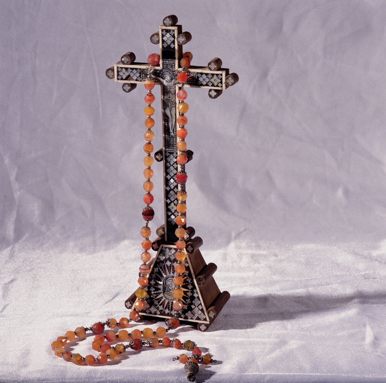 Crucifixo e rosário dizem ter pertencido a Maria Rainha dos Escoceses (1542-87) de French School