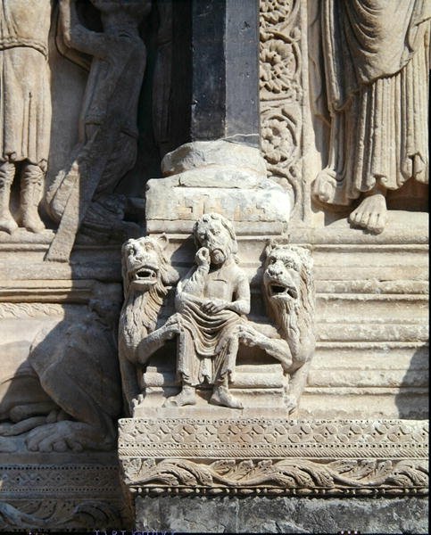 Daniel na cova dos leões, detalhe do portal de French School
