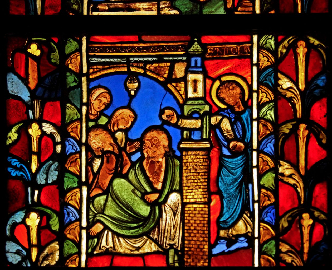 Retratando uma cena da vida de São Nicolau, ex Catedral de Troyes: o santo deixa dinheiro para um homem, impedindo assim que suas filhas entrem na prostituição de French School