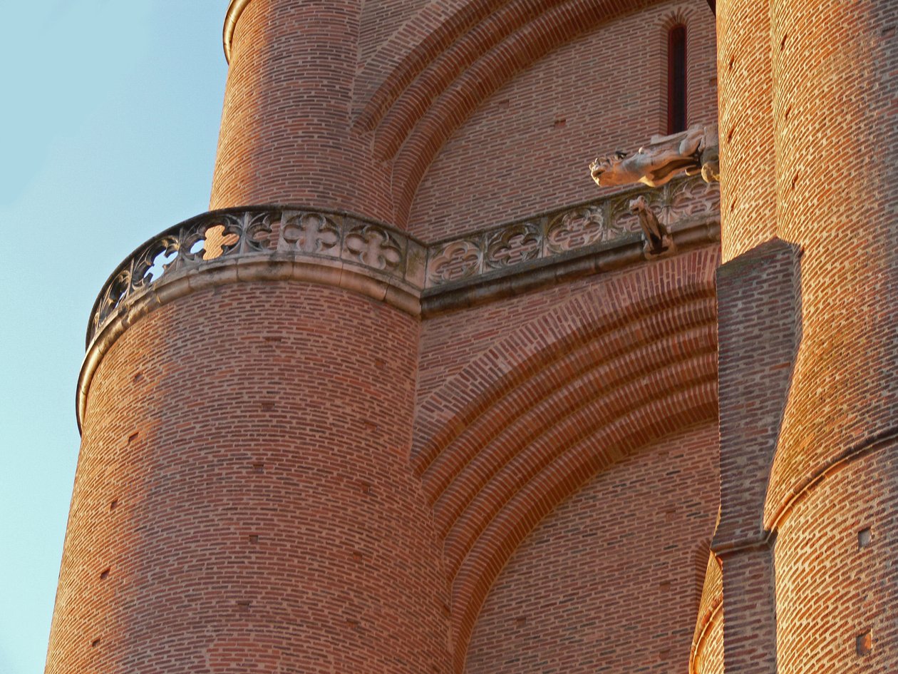 Detalhe da alvenaria da torre oeste de French School