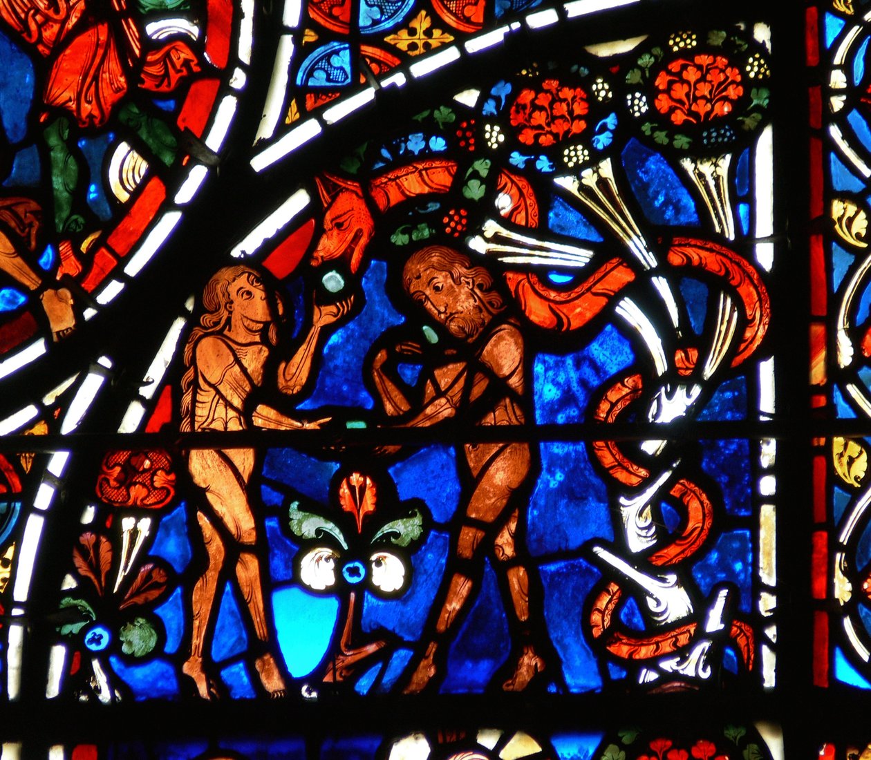 Detalhe de uma janela representando a parábola do Bom Samaritano: Adão e Eva sendo tentados pela Serpente de French School