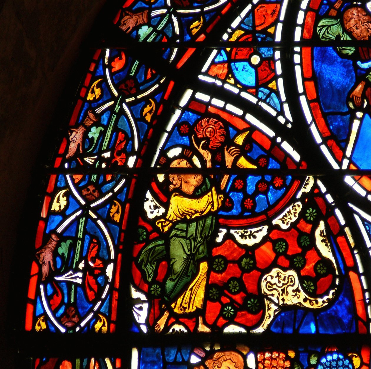 Detalhe de uma janela que descreve a parábola do Bom Samaritano: Deus cria o sol, a lua e as estrelas de French School