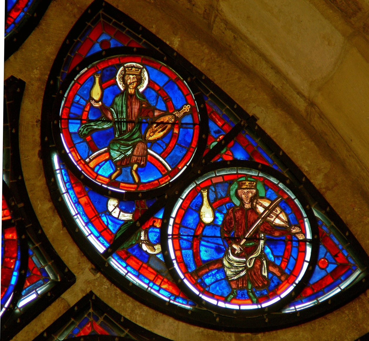 Detalhe da janela rosa do leste representando dois anciões do apocalipse de French School