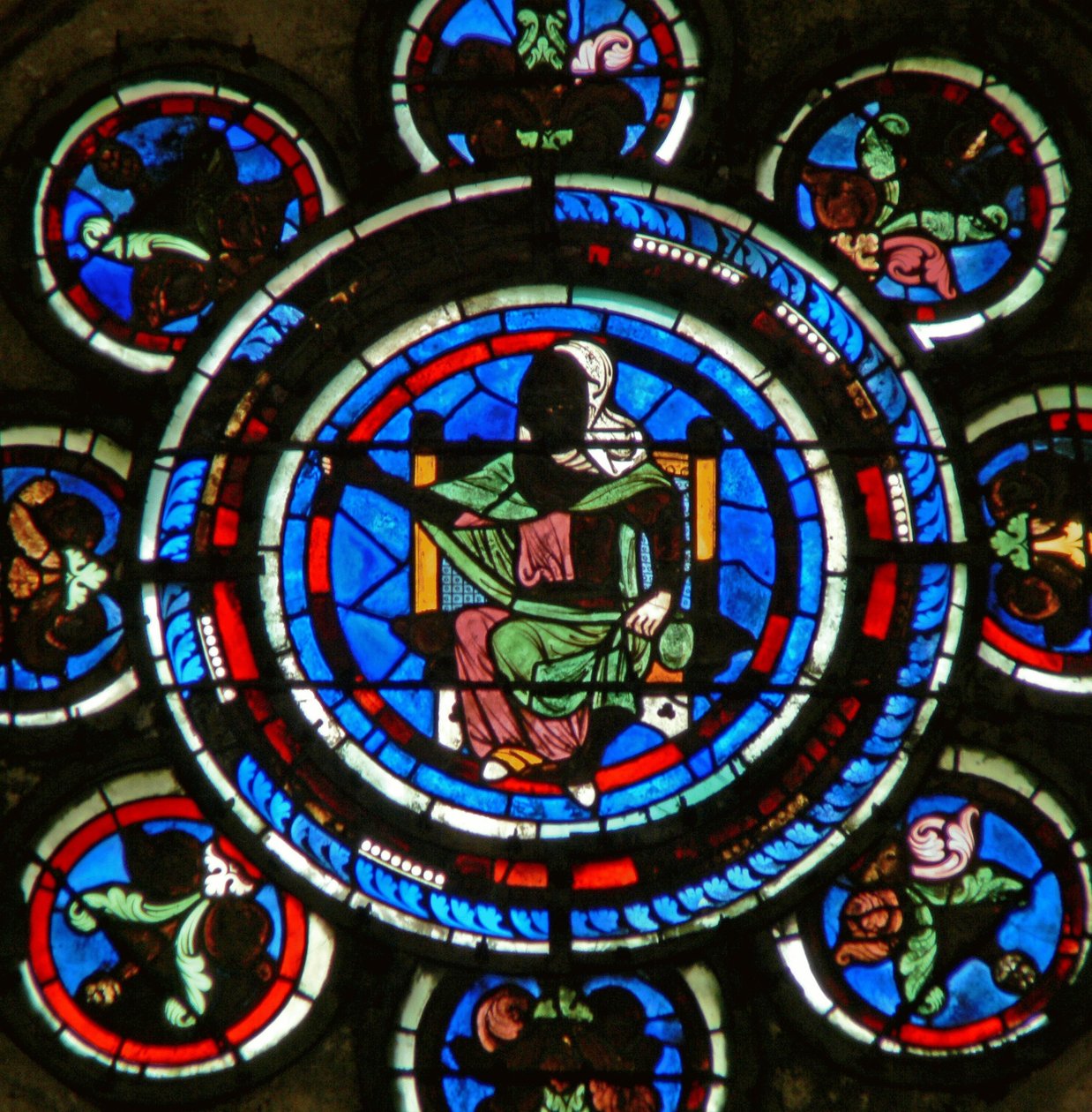 Detalhe da janela rosa norte representando as artes liberais de French School
