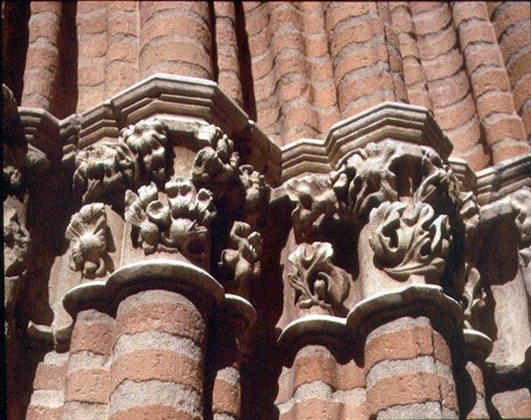 Detalhe das capitais esculpidas no alpendre sul de French School