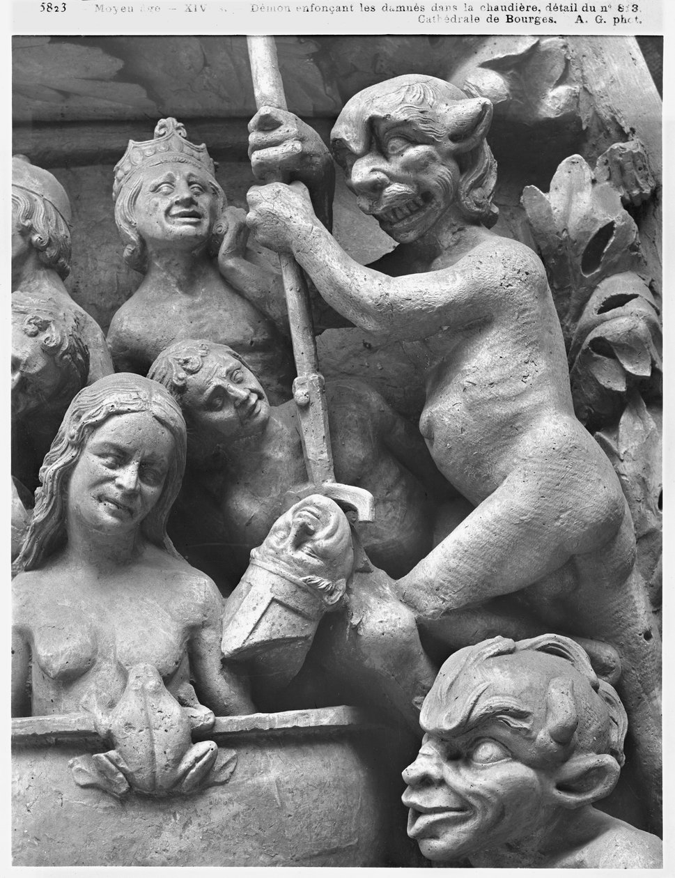 Diabo empurrando um bispo no fogo, a partir do último julgamento da Catedral de St. Etienne em Bourges (detalhe) (gesso de pedra) de French School