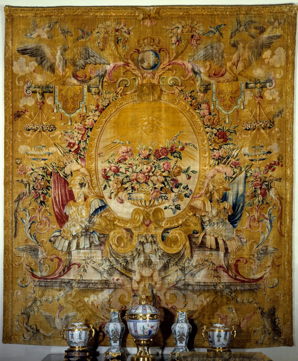 O sinal da porta da gôndola do rei. Tapeçaria de seda feita no estúdio de Louis Dupont depois de um cartão de Jean Lemoyne dit Le Lorrain. Por volta de 1682-1685. Paris. Museu do Louvre. de French School