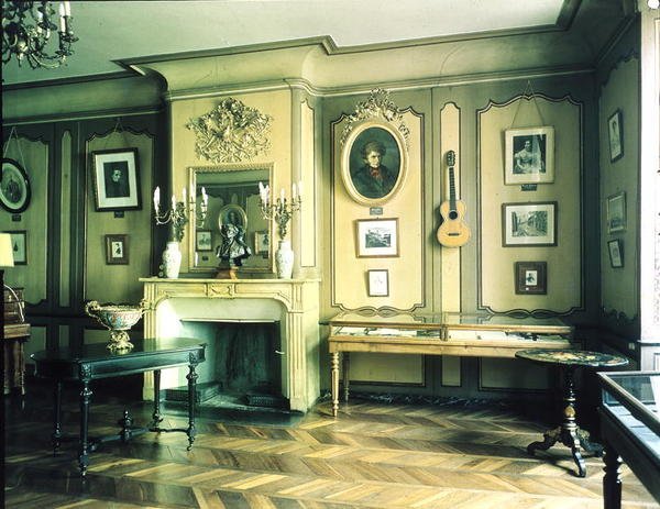 Sala de estar no local de nascimento de Hector Berlioz (1803-69) de French School