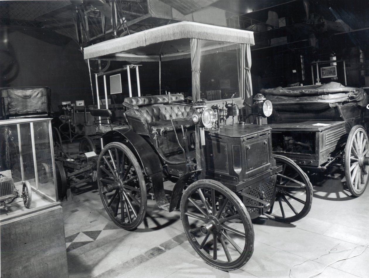 Automóvel Peugeot adiantado, c.1898 de French School