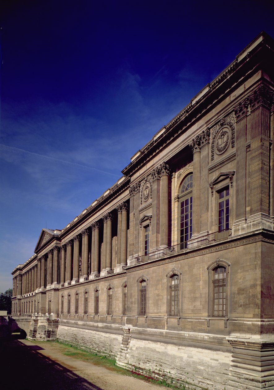 Fachada leste, entrada principal e colunata projetada por Claude Perrault (1613-88) e outros, iniciada em 1678, completada por Jacques Germain Soufflot (1713-80) 1774 de French School