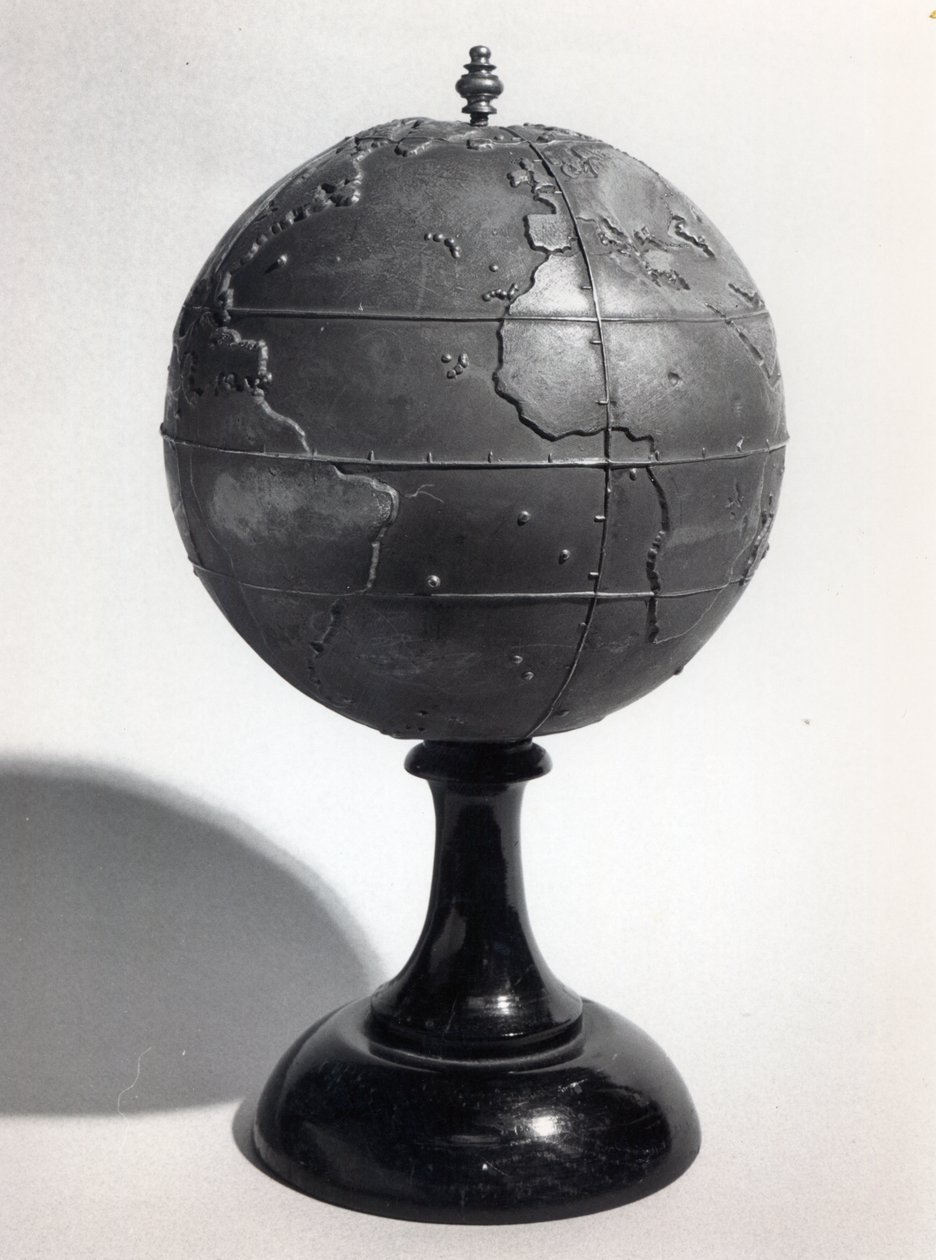 Globo educativo para cegos (bronze) (foto a p/b) de French School