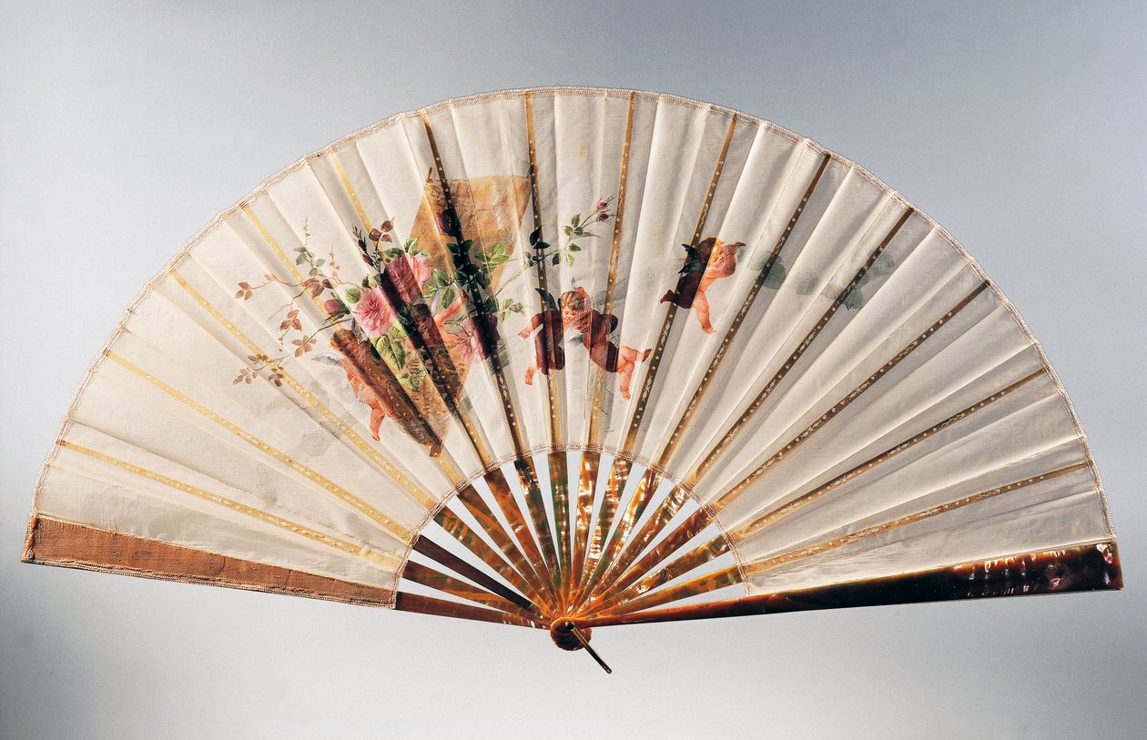 Ventilador de noivado retratando querubins segurando cesta de rosas, organza pintada de tempero de French School