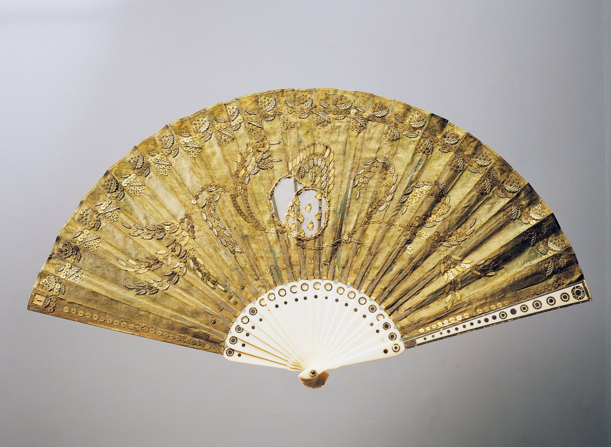 Ventilador à noite com motivos florais estilizados em seda com lantejoulas, costelas de osso incrustadas de French School